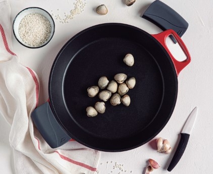 Wok en fonte avec couvercle en bois pour sauter, griller, frire et cuire à  la vapeur – Poêle profonde avec couvercle,– Antiadhésif et résistant aux  rayures : : Cuisine et Maison