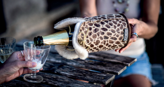 2 accessoires pour boire du vin dans son bain - Avenue des Vins